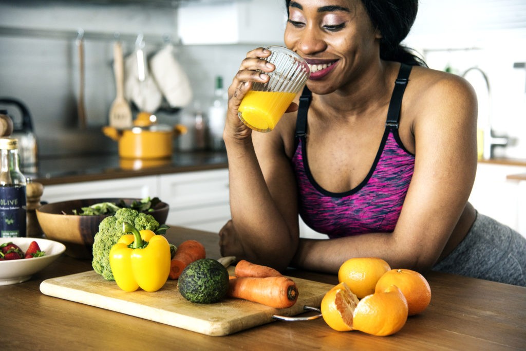 vrouw met fruit en toppik haarpoeder op haar hoofd