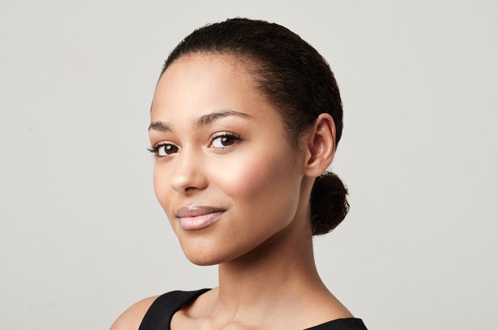 vrouw met knot en toppik haarvezels verbergt dun haar en is 1 van de beste gelaagde dames kapsels