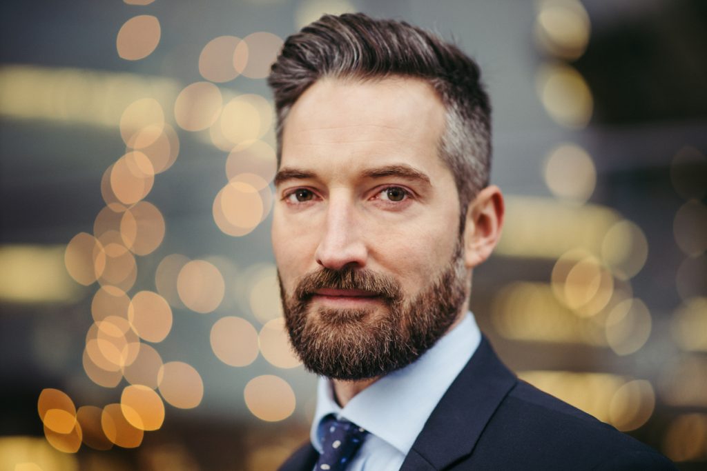 man met een quiff het toppik haarvezels grijs en baard