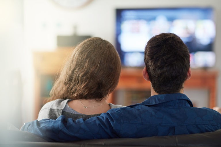 man en vrouw op de bank met toppik, komen haarvezels ook op mijn kleren?