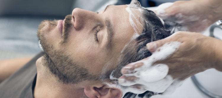 man laat zijn haar wassen met toppik hair building shampoo, hoe vaak moet ik mijn haar wassen?