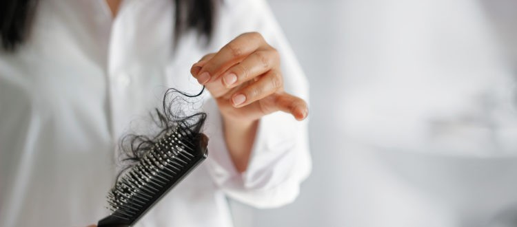 vrouw met haar in borstel