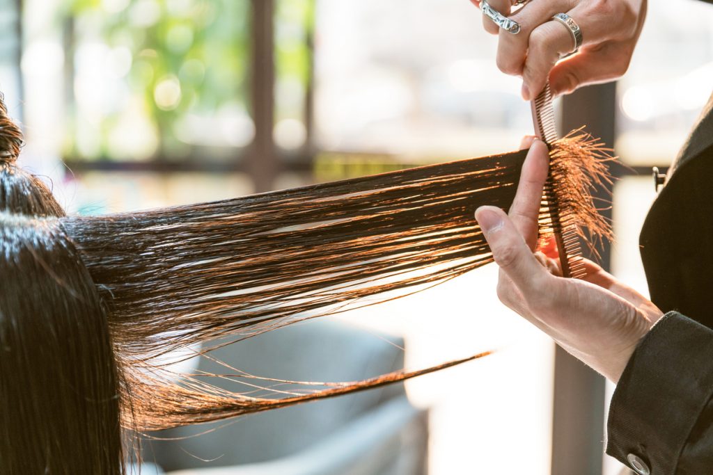 gespleten haarpunten tim je haar regelmatig hoe je kort haar laat groeien